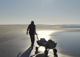 Vakantiehuisjes Waddenrust op Schiermonnikoog, Nederland met de bolderkar bij zonsondergang Vakantiehuisjes Waddenrust  30pluskids