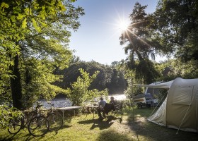Camping Huttopia Beaulieu sur Dordogne, Frankrijk-ManuReyboz kamperen aan het water Camping Huttopia Beaulieu sur Dordogne 30pluskids