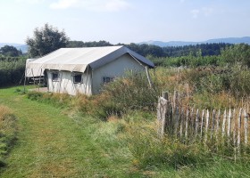 Le Petit Montperroux in de Bourgogne Frankrijk safaritent Camping Le Petit Montperroux 30pluskids