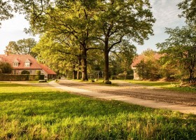 Droste's Boerderijlodges Veltkuper Mander interieur erf Droste's Boerderijlodges Mander 30pluskids