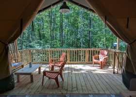 Castelwood in de Dordogne, Frankrijk terras safaritent Castelwood Vacances 30pluskids