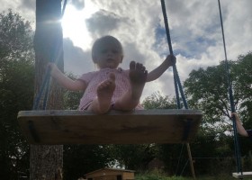 Bonneblond in de Auvergne, Frankrijk kinderen op schommel Domaine Bonneblond 30pluskids