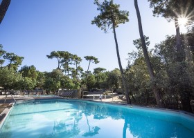 Camping Huttopia Oleron Les Pins ManuReyboz zwembad hoofd Camping Huttopia Oléron Les Pins 30pluskids