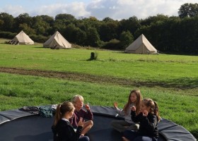 Bonneblond in de Auvergne, Frankrijk trampoline en tenten Domaine Bonneblond 30pluskids