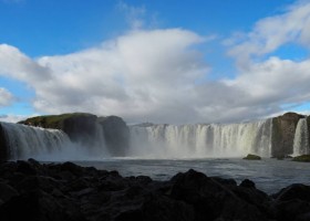 Senja Reizen rondreis IJsland met kinderen godafoss-ijsland-waterval-vanaf-oever-2 Rondreis IJsland met kinderen  30pluskids