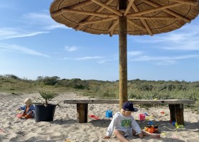 Vakantiehuisjes Waddenrust op Schiermonnikoog, Nederland kindjes op strand Vakantiehuisjes Waddenrust  30pluskids