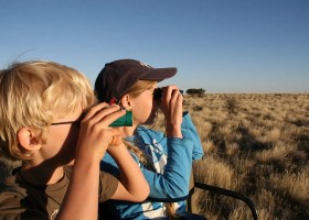 Travelnauts Namibie Waterberg verrekijker kids Travelnauts rondreis Namibië 30pluskids