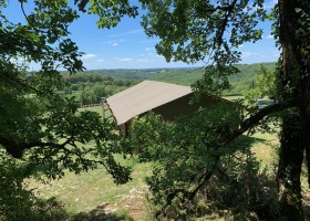 Lot Sous Toile in de Lot, Frankrijk safaritent achterkant Lot Sous Toile 30pluskids