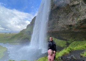 Senja Reizen rondreis IJsland met kinderen seljalandsfoss-ijsland-meisje-vader Rondreis IJsland met kinderen  30pluskids