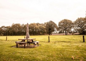 Droste's Boerderijlodges Vrielinck Hezingen, Nederland picknicktafel Droste's Boerderijlodges Hezingen 30pluskids