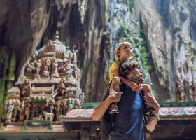 KidsReizen Maleisie-batu-caves-kleuter-en-vader KidsReizen Maleisië - 2 weken vakantiepret 30pluskids