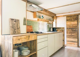 STOERbuiten op Camping Mar Y Sierra in Le Marche, Italie keuken 2-Italie_-9 n STOERbuiten Breeze lodge, le Marche 30pluskids