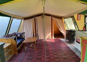 Le Cheval Rouge Bretagne Frankrijk tent binnen Le Cheval Rouge Vacances 30pluskids