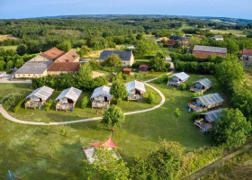Place de la Famille in de Dordogne, Frankrijk overzicht Glamping Place de la Famille 30pluskids