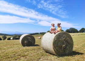 Domaine du Cammazet in Lapenne, Frankrijk kindjes op hooibaal Domaine du Cammazet 30pluskids