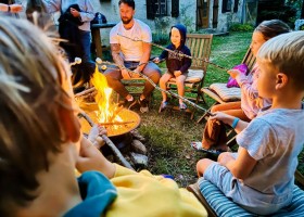 Glamping Auvergne Frankrijk kampvuur Glamping Auvergne 30pluskids