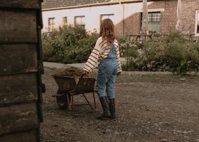 BoerenBed Hoeve ten Overdraght in West-Vlaanderen Belgie meisje met kruiwagen BoerenBed Hoeve ten Overdraght 30pluskids