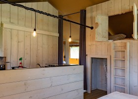 Glamping De Bosweide in Alphen, Noord-Brabant, Nederland bedstee Glamping de Bosweide 30pluskids