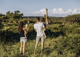 Homes of Africa in Hoedspruit, Zuid-Afrika gezin met giraffen Homes of Africa vakantiehuizen 30pluskids
