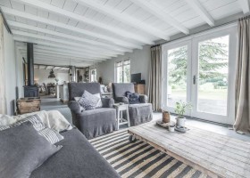 La Vie a la Campagne in St Etienne de Villereal in de Dordogne Frankrijk woonkamer grote huis Maison La Vie à la Campagne 30pluskids