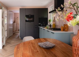 Boslodge Huismus in Nunspeet op de Veluwe Gelderland keuken met doorkijkje Boslodge Huismus 30pluskids