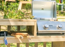 STOERbuiten op Camping Mar Y Sierra in Le Marche, Italie bbq-Italie-14 n STOERbuiten Breeze lodge, le Marche 30pluskids