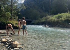 Bergmoment in Rauris Oostenrijk riviertje Bergmoment 30pluskids