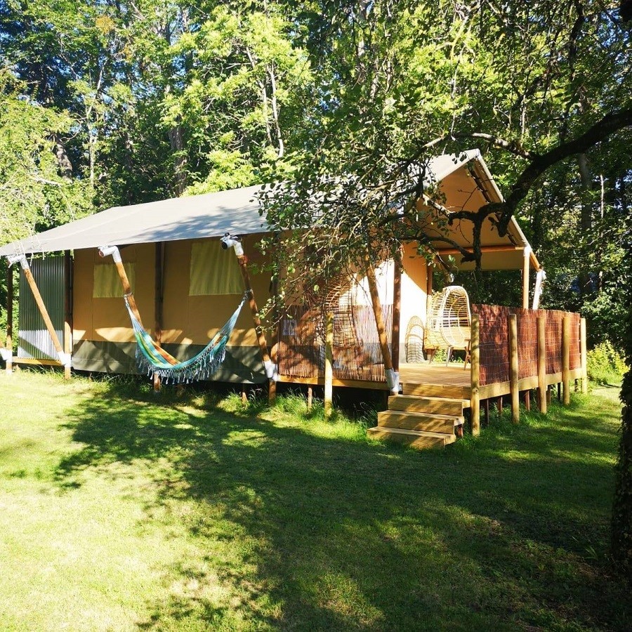 La Belle St Fli in de Auvergne, Frankrijk safaritent met hangmat Glamping/Camping La Belle St-Fli 30pluskids image gallery