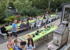 Castelwood in de Dordogne, Frankrijk BBQ avond Castelwood Vacances 30pluskids