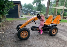 Vakantiehuis Vliegend Hert op de Veluwe, Nederland skelter met meisje Vakantiehuis Vliegend Hert 30pluskids