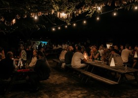 Camping Sempreverde in Le Marche, Italie gezelligheid in de avond Camping Sempreverde 30pluskids