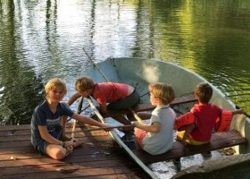 Domaine du Merlet in de Lot-et-Garonne, Frankrijk jongetje bootje 2 Domaine du Merlet 30pluskids