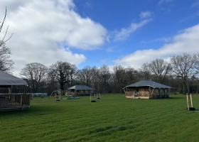 Klein Koestapel in Putten op de Veluwe, Nederland safaritenten en speeltuintje Klein Koestapel 30pluskids