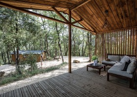 La Vallee Verte in de Gard Languedoc-Rousillon Frankrijk terras Camping La Vallee Verte  30pluskids