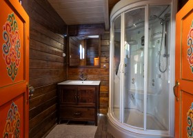 La Granja de Antonio in Andalusie Spanje badkamer yurt  Glamping op La Granja de Antonio 30pluskids
