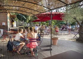 Camping Huttopia Fontvieille, Frankrijk terras Camping Huttopia Fontvieille 30pluskids