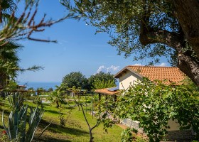 Agriturismo Ninea in Calabrie, Italie tuin agriturismo en uitzicht Agriturismo Ninea 30pluskids