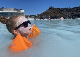 Senja Reizen rondreis IJsland met kinderen blue-lagoon-ijsland-kind Rondreis IJsland met kinderen  30pluskids