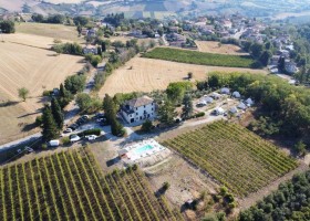 Agriturismo Villa Vicini in Le Marche Italie van bovenaf Agriturismo Villa Vicini 30pluskids