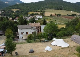 Camping Vista SanVicino in Le Marche, Italie plateau 1 Agriturismo Vista San Vicino 30pluskids