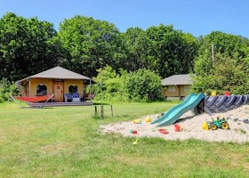 Glamping De Bosweide in Alphen, Noord-Brabant, Nederland tenten en zandbak Glamping de Bosweide 30pluskids
