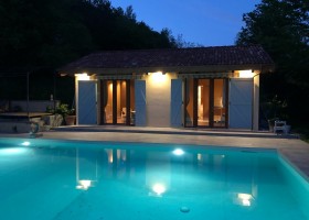 Verdmont in Acqui Terme, Piemonte, Italie accommodatie aan zwembad by night Verdmont 30pluskids