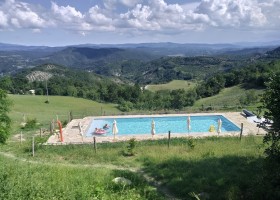 Agriturismo Crose in Piemonte, Italie Zwembad uitzicht Agriturismo Crose 30pluskids