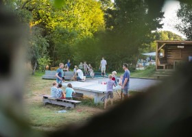 Camping Domaine Le Peyral in Herault Zuid-Frankrijk pingpongtafel Camping Domaine le Peyral 30pluskids