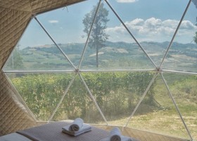 Agriturismo Villa Vicini in Le Marche Italie uitzicht vanuit tent Agriturismo Villa Vicini 30pluskids