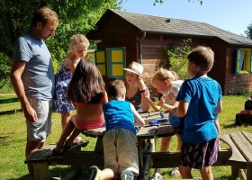 Les Renardieres in de Limousin, Frankrijk kinderen aan tafel Les Renardières 30pluskids
