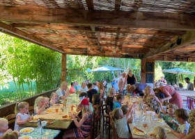Camping de Salviac Lot et Garonne Frankrijk kinderen aan tafel 2 Camping de Salviac 30pluskids