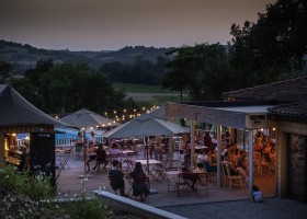 Camping Huttopia Cordes sur Ciel, Frankrijk gezellig terras Camping Huttopia Pays de Cordes sur Ciel 30pluskids