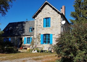 Les Renardieres in de Limousin, Frankrijk huis met blauwe luiken Les Renardières 30pluskids