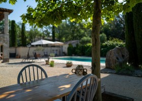 Gite le Bel Endroit in de Ardeche, Frankrijk 6. Zwembad via tafel Gîte Le Bel Endroit 30pluskids